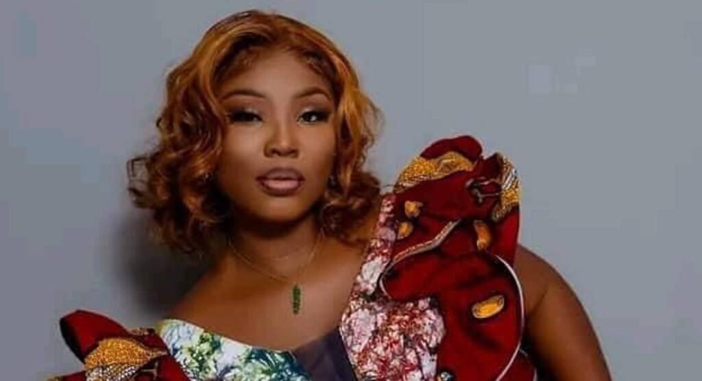 Roseline Layo Biographie