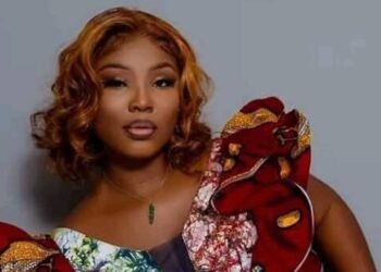 Roseline Layo Biographie