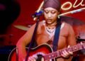 Zoh Cataleya avec sa guitare